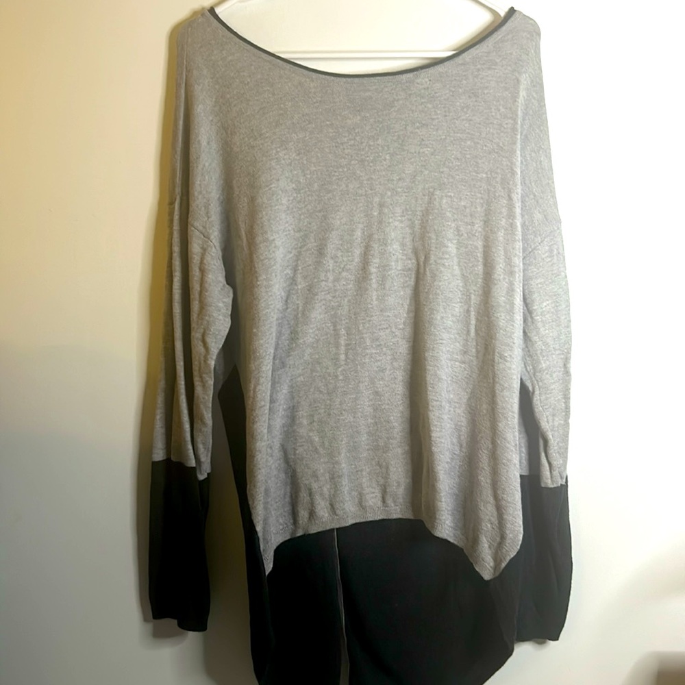 New York & Company long knit top size L zip back gray black